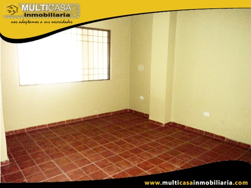 Casa Comercial en Venta a Crédito con dos Locales Comerciales y dos Departamentos Sector Ave. Solano Cuenca-Ecuador