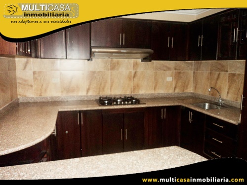 Casa Comercial en Venta a Crédito con dos Locales Comerciales y dos Departamentos Sector Ave. Solano Cuenca-Ecuador