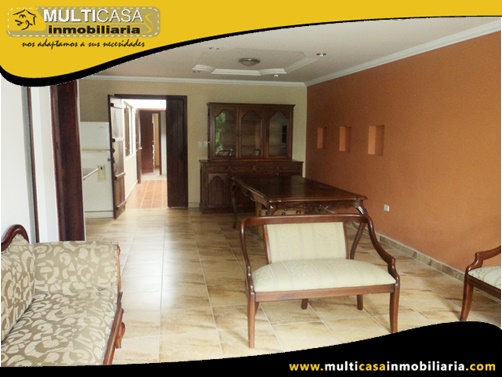 Casa Comercial en Venta a Crédito con dos Locales Comerciales y dos Departamentos Sector Ave. Solano Cuenca-Ecuador