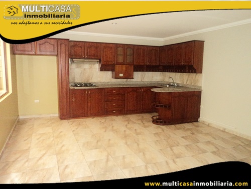 Casa Comercial en Venta a Crédito con dos Locales Comerciales y dos Departamentos Sector Ave. Solano Cuenca-Ecuador