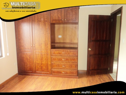Casa Comercial en Venta a Crédito con dos Locales Comerciales y dos Departamentos Sector Ave. Solano Cuenca-Ecuador