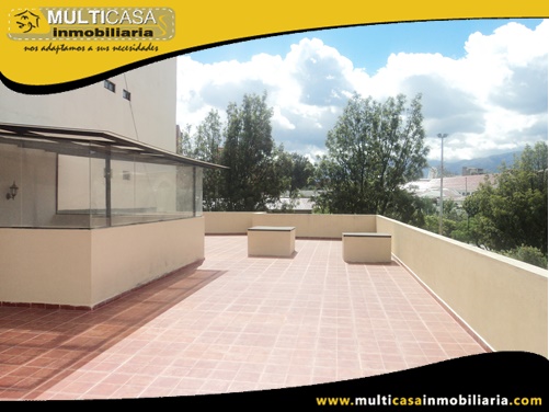 Casa Comercial en Venta a Crédito con dos Locales Comerciales y dos Departamentos Sector Ave. Solano Cuenca-Ecuador