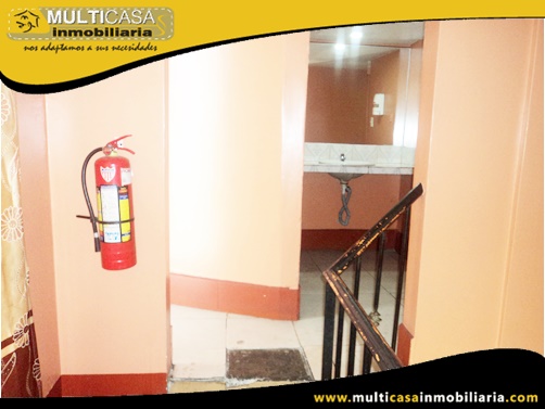 Casa en Venta con Cuatro Locales Comerciales a Crédito Sector Feria Libre Cuenca-Ecuador