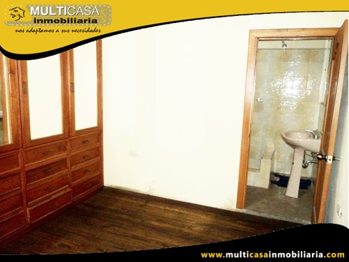 Casa en Venta a Crédito de Tres departamentos y Local Comercial Sector Centro de la Ciudad Cuenca-Ecuador
