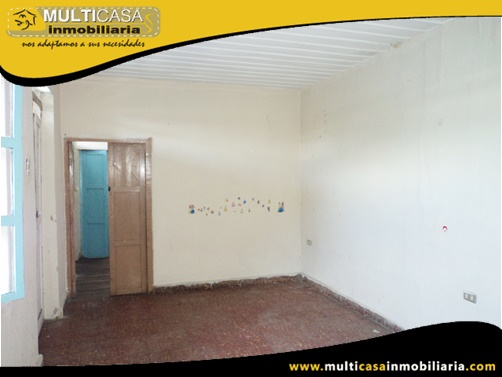 Casa en Venta a Crédito de Tres departamentos y Local Comercial Sector Centro de la Ciudad Cuenca-Ecuador