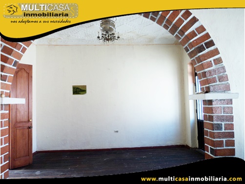 Casa en Venta a Crédito de Tres departamentos y Local Comercial Sector Centro de la Ciudad Cuenca-Ecuador