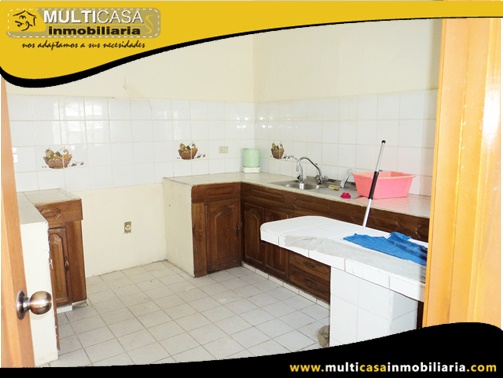 Casa en Venta a Crédito de Tres departamentos y Local Comercial Sector Centro de la Ciudad Cuenca-Ecuador