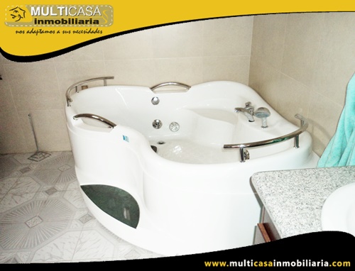 Dos Casas en Venta a Crédito con Cuatro Departamentos y Dos Locales Comerciales Sector Vía a Misicata Cuenca-Ecuador