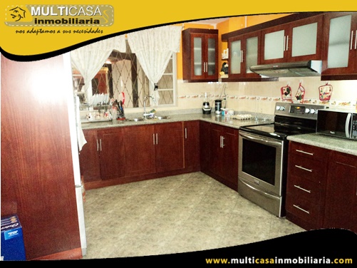 Dos Casas en Venta a Crédito con Cuatro Departamentos y Dos Locales Comerciales Sector Vía a Misicata Cuenca-Ecuador