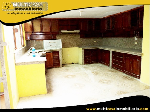 Dos Casas en Venta a Crédito con Cuatro Departamentos y Dos Locales Comerciales Sector Vía a Misicata Cuenca-Ecuador