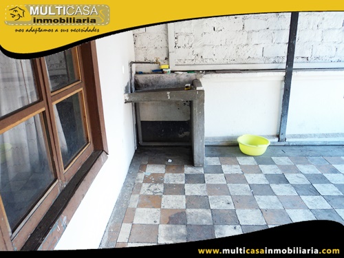 Casa en Venta a Crédito con Tres Departamentos y Local Comercial Sector Centro de la Ciudad Cuenca-Ecuador