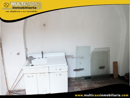 Casa en Venta a Crédito con Tres Departamentos y Local Comercial Sector Centro de la Ciudad Cuenca-Ecuador