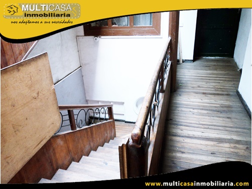 Casa en Venta a Crédito con Tres Departamentos y Local Comercial Sector Centro de la Ciudad Cuenca-Ecuador