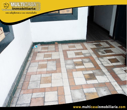Casa en Venta a Crédito con Tres Departamentos y Local Comercial Sector Centro de la Ciudad Cuenca-Ecuador