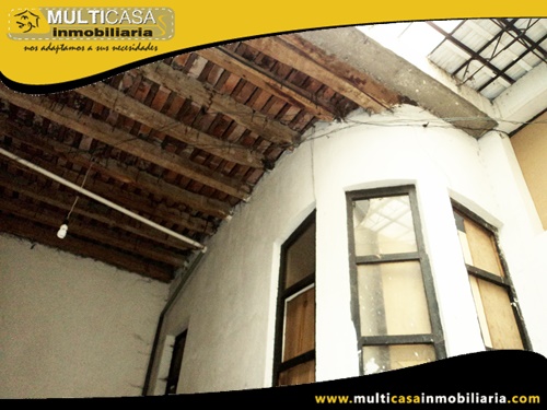 Casa en Venta a Crédito con Tres Departamentos y Local Comercial Sector Centro de la Ciudad Cuenca-Ecuador