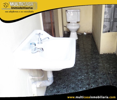 Casa en Venta a Crédito con Tres Departamentos y Local Comercial Sector Centro de la Ciudad Cuenca-Ecuador