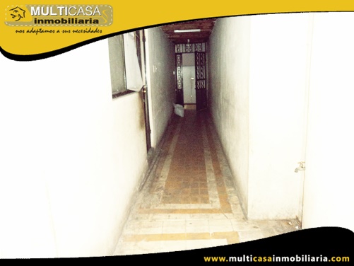Casa en Venta a Crédito con Tres Departamentos y Local Comercial Sector Centro de la Ciudad Cuenca-Ecuador
