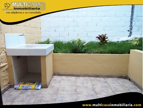Casa en Venta a Crédito con Local Comercial y Tres Departamentos Sector Quinta Chica Cuenca-Ecuador