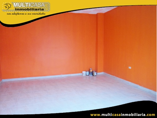 Casa en Venta a Crédito con Local Comercial y Tres Departamentos Sector Quinta Chica Cuenca-Ecuador