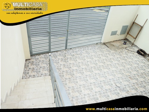 Casa en Venta a Crédito con Local Comercial y Tres Departamentos Sector Quinta Chica Cuenca-Ecuador