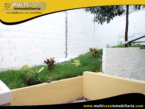 Casa en Venta a Crédito con Local Comercial y Tres Departamentos Sector Quinta Chica Cuenca-Ecuador