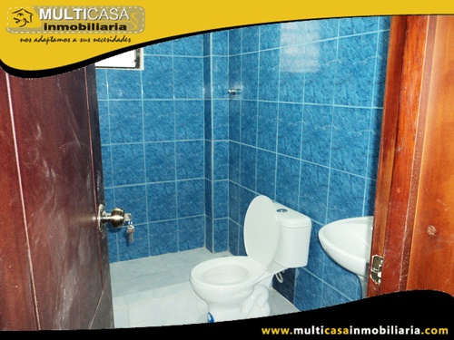 Casa en Venta a Crédito con Local Comercial y Tres Departamentos Sector Quinta Chica Cuenca-Ecuador