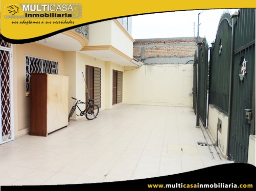 Casa en Venta a Crédito con Dos Locales Comerciales y Dos Departamentos Sector Av. Loja Cuenca-Ecuador