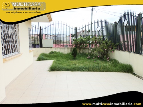 Casa en Venta a Crédito con Dos Locales Comerciales y Dos Departamentos Sector Av. Loja Cuenca-Ecuador