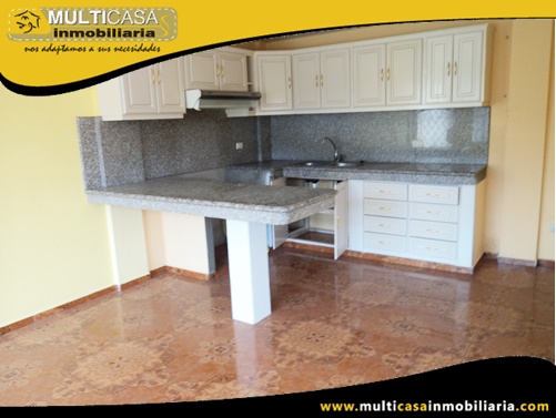 Casa en Venta a Crédito con Dos Locales Comerciales y Dos Departamentos Sector Av. Loja Cuenca-Ecuador