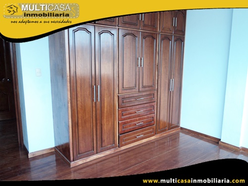 Casa en Venta a Crédito con Dos Locales Comerciales y Dos Departamentos Sector Av. Loja Cuenca-Ecuador