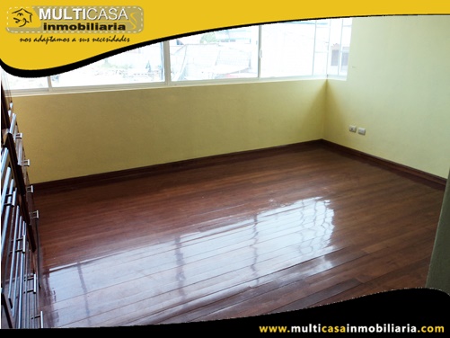 Casa en Venta a Crédito con Dos Locales Comerciales y Dos Departamentos Sector Av. Loja Cuenca-Ecuador