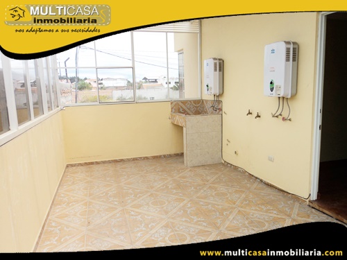 Casa en Venta a Crédito con Dos Locales Comerciales y Dos Departamentos Sector Av. Loja Cuenca-Ecuador