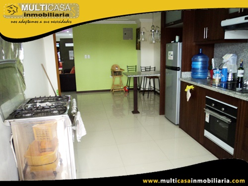 Edificio en Venta a Crédito de Cuatro Departamentos con Dos Locales Comerciales Sector Miraflores Cuenca-Ecuador