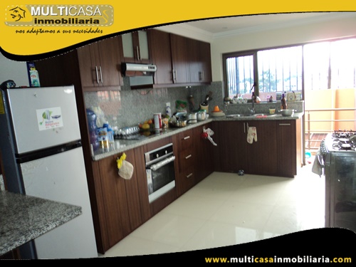 Edificio en Venta a Crédito de Cuatro Departamentos con Dos Locales Comerciales Sector Miraflores Cuenca-Ecuador
