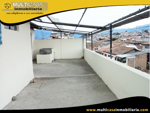 Edificio en Venta a Crédito de Tres departamentos y Local Comercial Sector Centro de la Ciudad Cuenca-Ecuador
