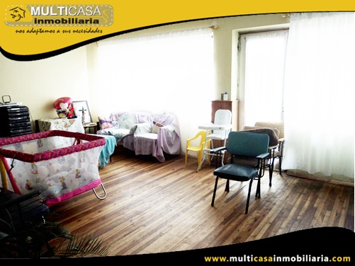 Edificio en Venta a Crédito de Tres departamentos y Local Comercial Sector Centro de la Ciudad Cuenca-Ecuador