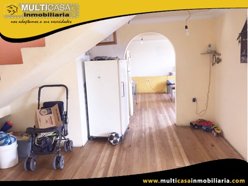 Casa en Venta a Crédito de Dos Locales Comerciales y Dos departamentos Sector Santa Ana-El Valle Cuenca-Ecuador