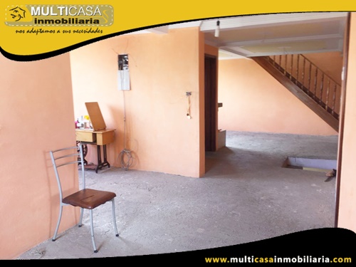Casa en Venta a Crédito de Dos Locales Comerciales y Dos departamentos Sector Santa Ana-El Valle Cuenca-Ecuador
