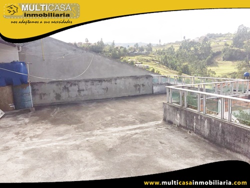 Casa en Venta a Crédito de Dos Locales Comerciales y Dos departamentos Sector Santa Ana-El Valle Cuenca-Ecuador