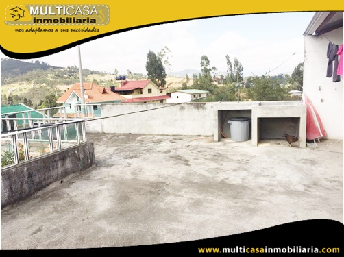 Casa en Venta a Crédito de Dos Locales Comerciales y Dos departamentos Sector Santa Ana-El Valle Cuenca-Ecuador