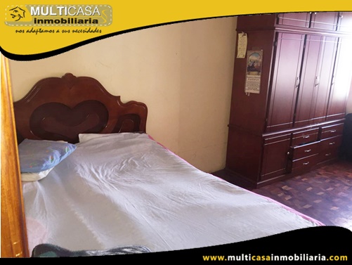 Casa en Venta a Crédito de Dos Locales Comerciales y Dos departamentos Sector Santa Ana-El Valle Cuenca-Ecuador
