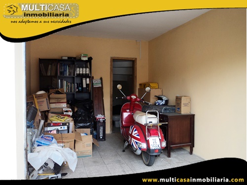 Casa en Venta a Crédito con Dos Locales Comerciales Sector Mercado 27 de Febrero Cuenca-Ecuador