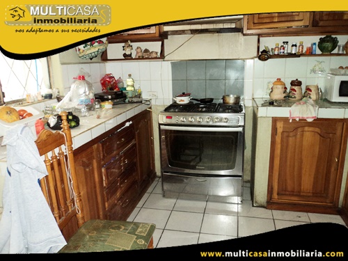 Casa en Venta a Crédito con Dos Locales Comerciales Sector Mercado 27 de Febrero Cuenca-Ecuador