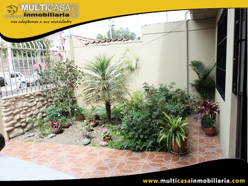 Casa en Venta a Crédito con Dos Locales Comerciales Sector Mercado 27 de Febrero Cuenca-Ecuador