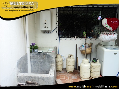 Casa en Venta a Crédito con Dos Locales Comerciales Sector Mercado 27 de Febrero Cuenca-Ecuador