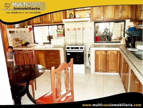 Casa Comercial de Cinco Departamentos en Venta a Crédito Sector El Tejar Cuenca-Ecuador