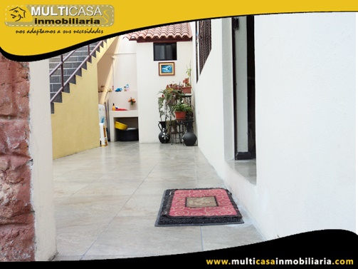 Casa en Venta a Crédito con Dos Locales Comerciales Sector Vía a Llacao Cuenca-Ecuador