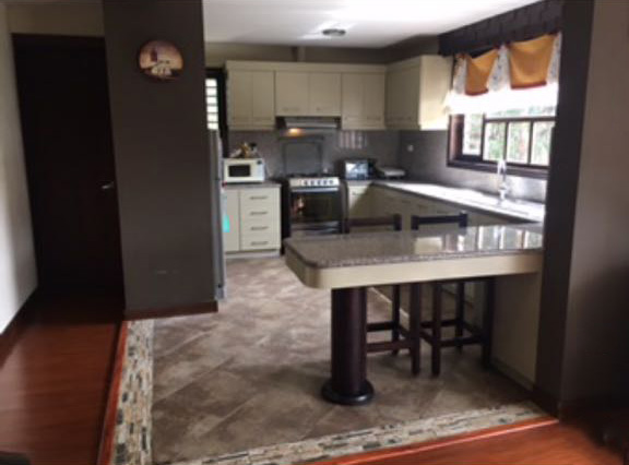 Vendo de Oportunidad Casa 3 Pisos Sector El Cebollar junto a Canal Dos (Abelardo J Andrade)
