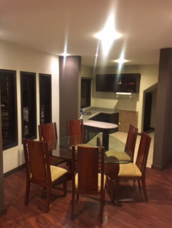 Vendo de Oportunidad Casa 3 Pisos Sector El Cebollar junto a Canal Dos (Abelardo J Andrade)