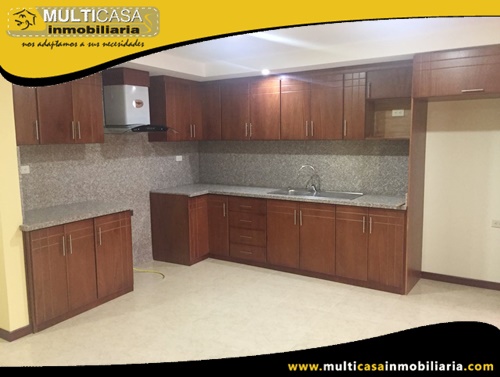 Casa Comercial en Venta a Crédito de Tres Departamentos Sector Gonzalez Suarez Cuenca-Ecuador